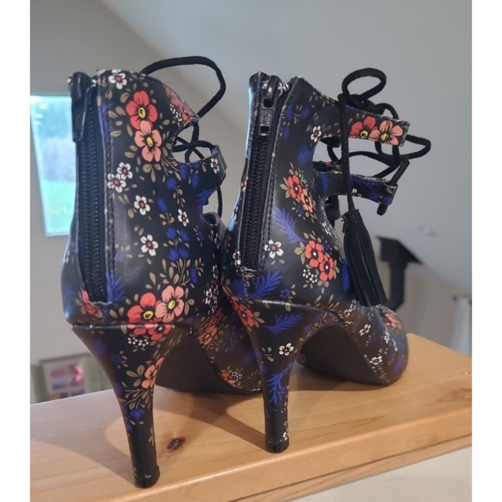 Nine West Briago Black Floral Lace up Sandal SZ 9.5 w/tassel back zip punk‎ goth - Picture 3 of 11